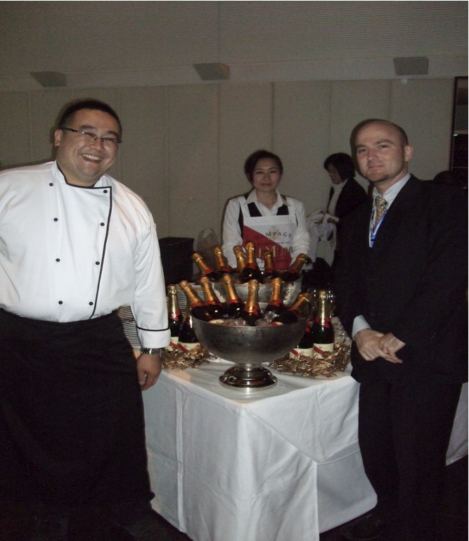 Chef Marcus Yip preparing the buffet at a 148@Azabujyuban catering event